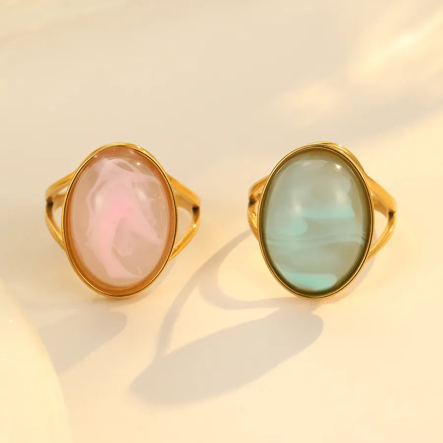 Anillo-Evadne-dorado-contexto.jpg