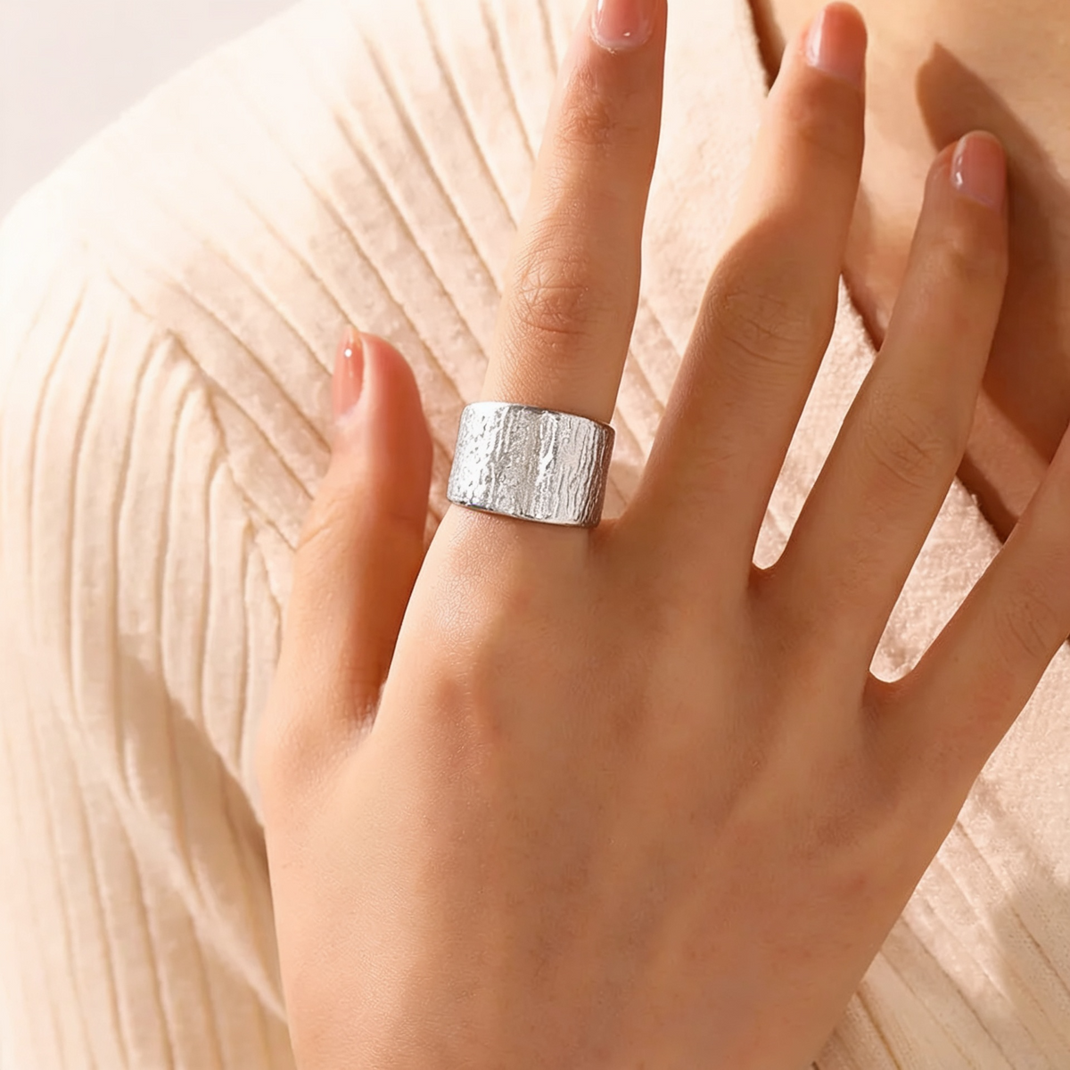 anillo-gaia-plateado-pieza-puesta.jpg