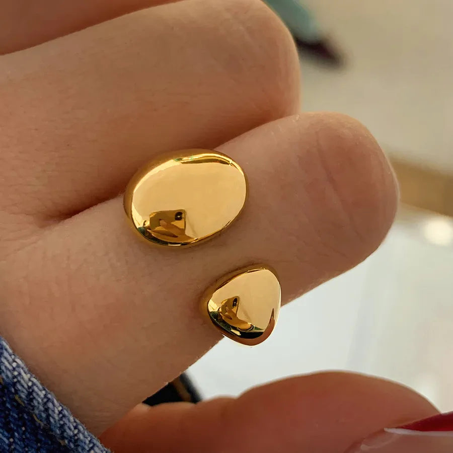 anillo-nephele-dorado-pieza-puesta.jpg
