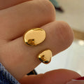 anillo-nephele-dorado-pieza-puesta.jpg