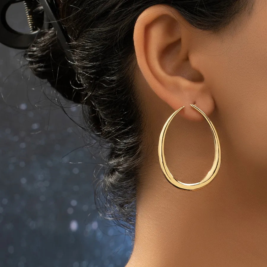 Aretes leuce dorados usados en modelo.jpg