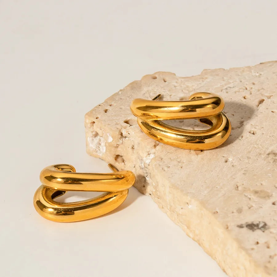 Aretes_tria_nyra_foto_con_montaje_de_aretes_en_exhibicion.jpg