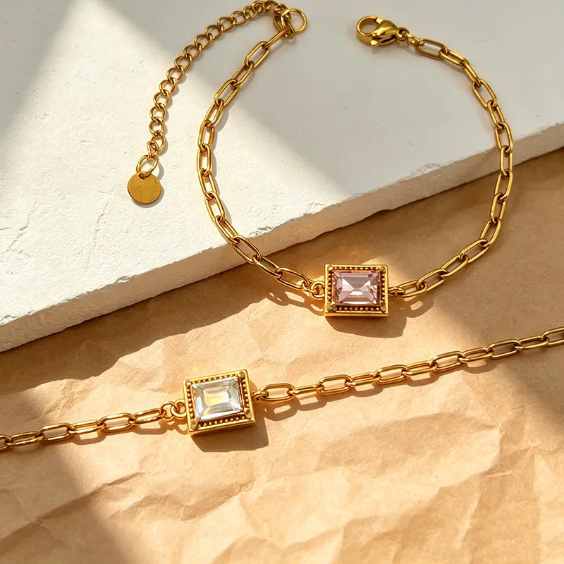 Brazalete-Aegle-dorado-contexto.jpg