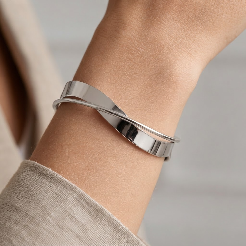 brazalete-astraea-plateado-pieza-puesta.jpg