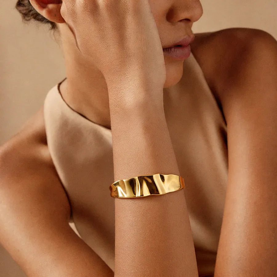 brazalete-ourea-dorado-pieza-puesta.jpg