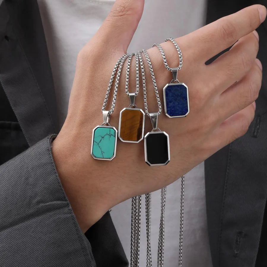 Collar-Atlas-pleateado-contexto.jpg