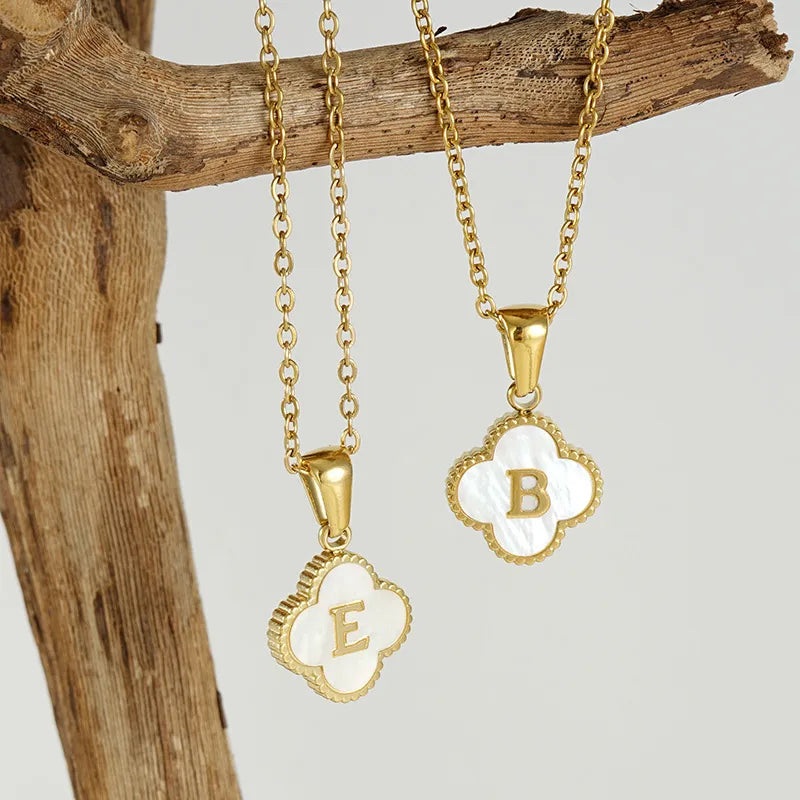 Collar/Clio/dorado/exhibido/en/madera.jpg