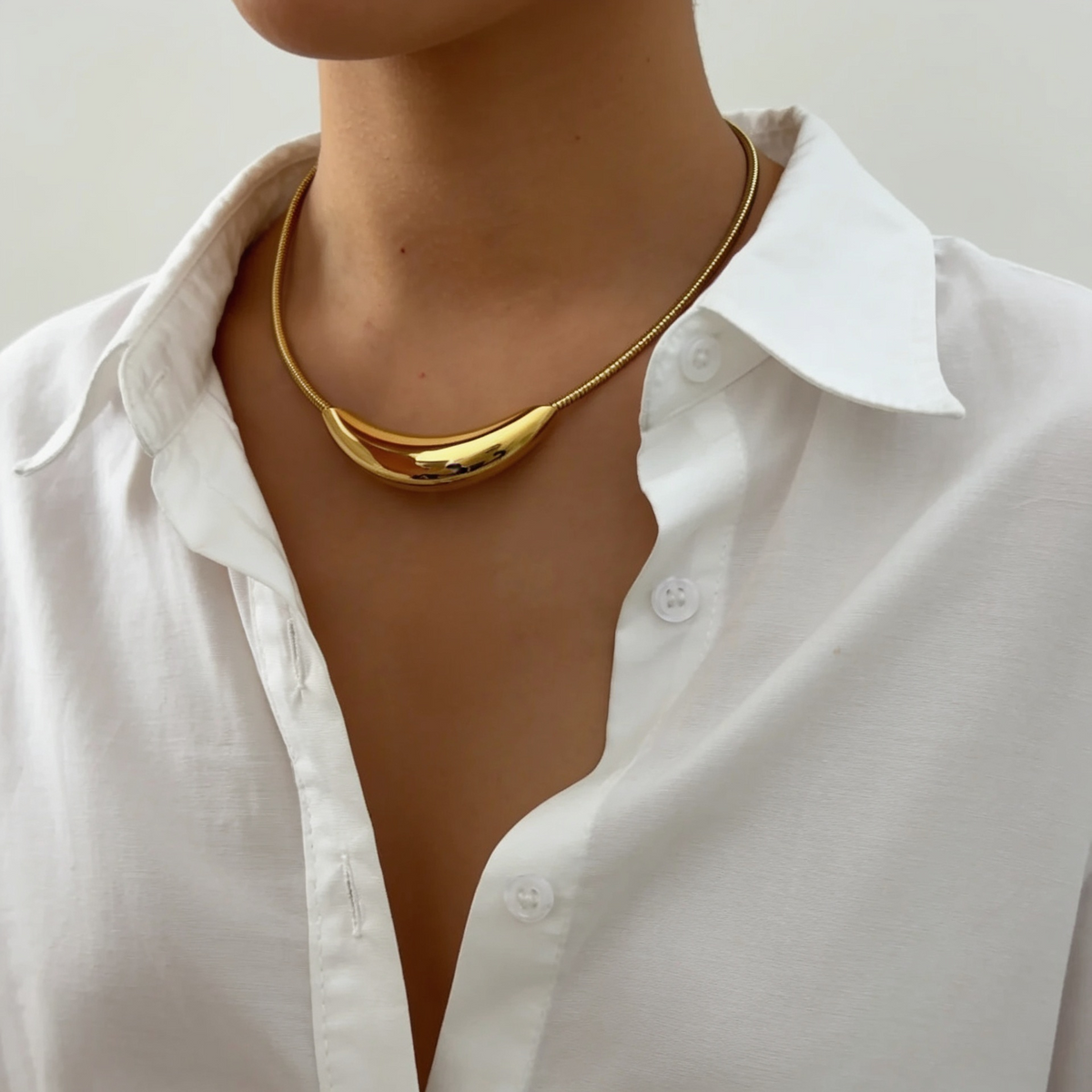 collar-helios-dorado-pieza-puesta.jpg