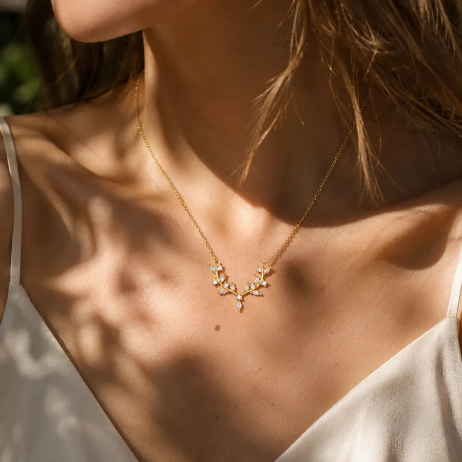 Collar-Thallo-dorado-blanco-modelo.jpg