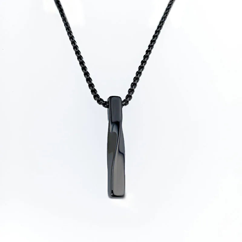 Collar_Vertice_black_foto_blanca_a_detalle.jpg