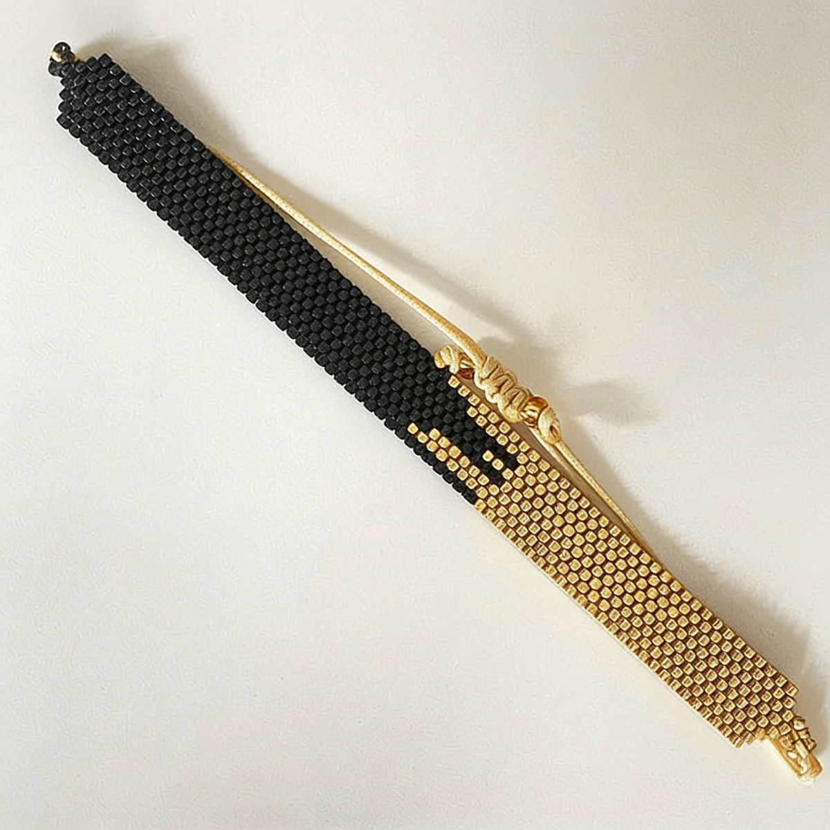 Detalle-del-patron-acabado-doradoynegro-de-la-pulseraasteria.jpg
