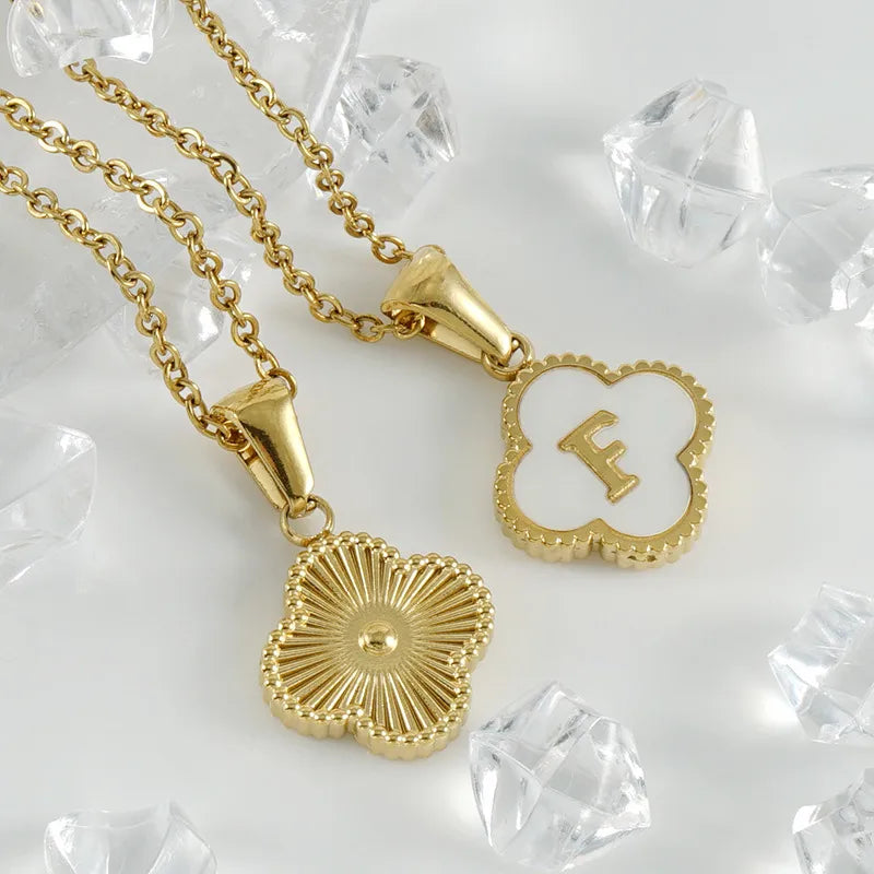 Detalle del patrón geométrico y acabado dorado del collar clio.jpg