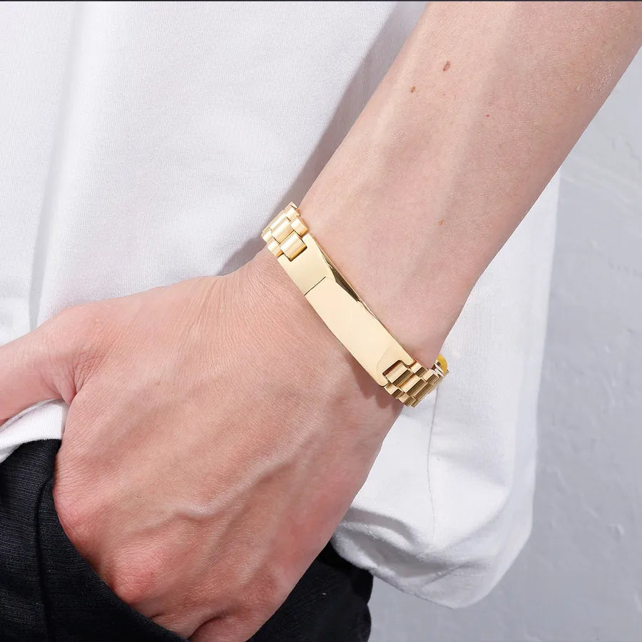 Modelo_usando_pulsera_Porte_detalle_del_diseno.jpg