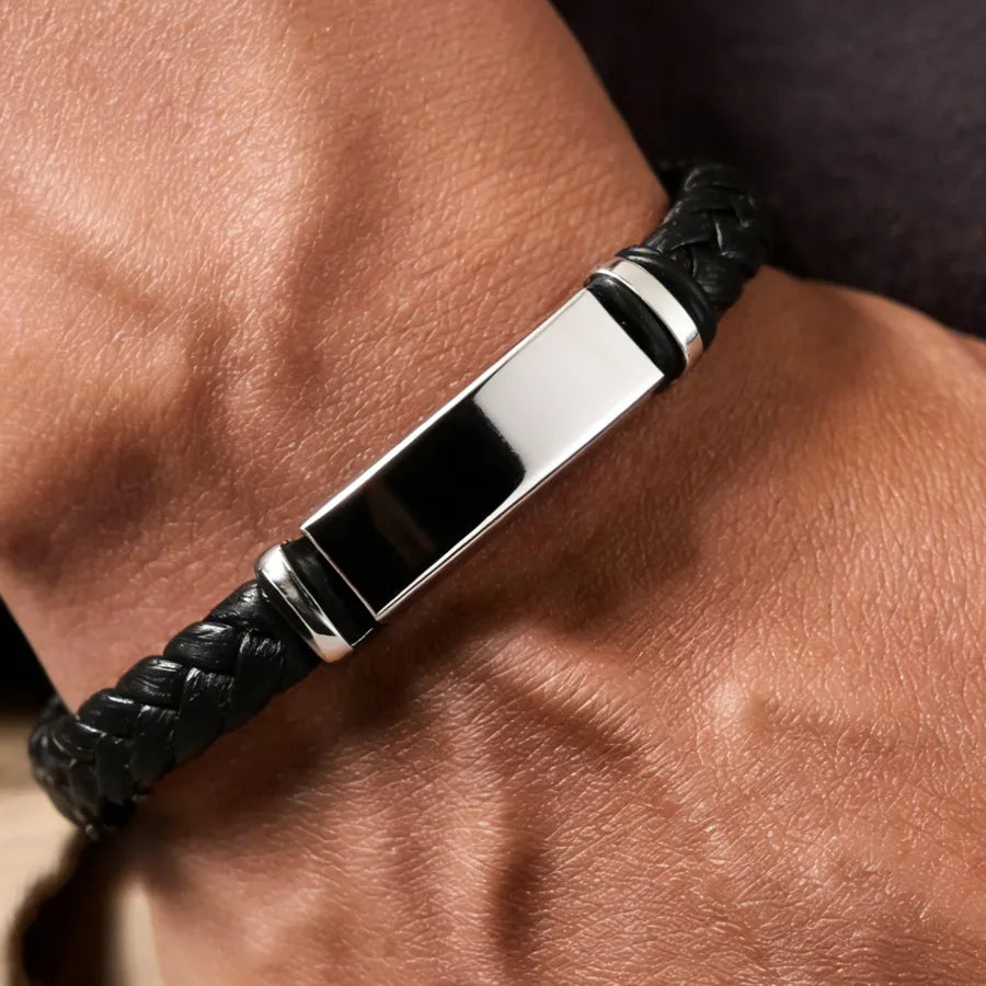 Pulsera-Aegis-black-modelo.jpg