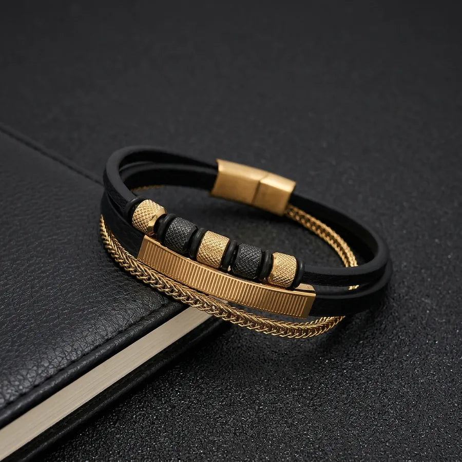 Pulsera_Aureo_Nyra_en_montaje_de_exhibicion.png