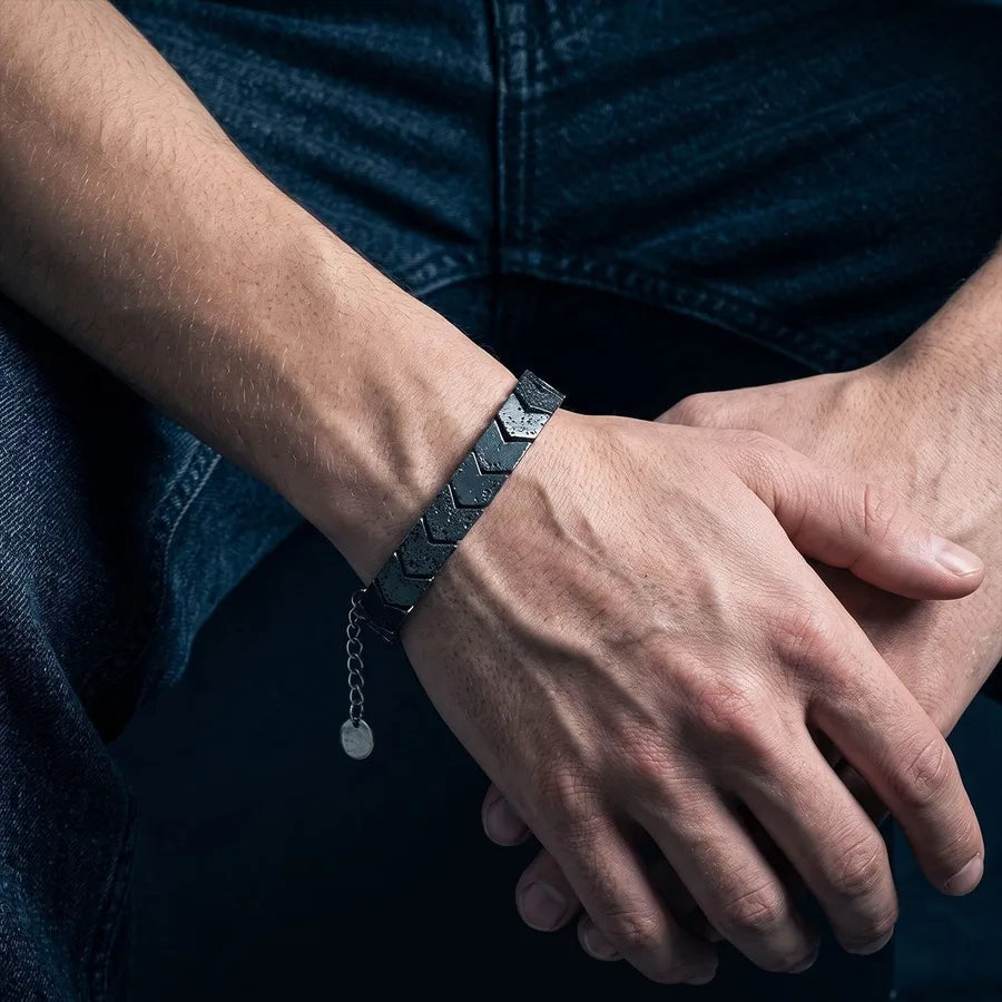 Pulsera_Magma_black_Nyra_en_foto_montaje.jpg