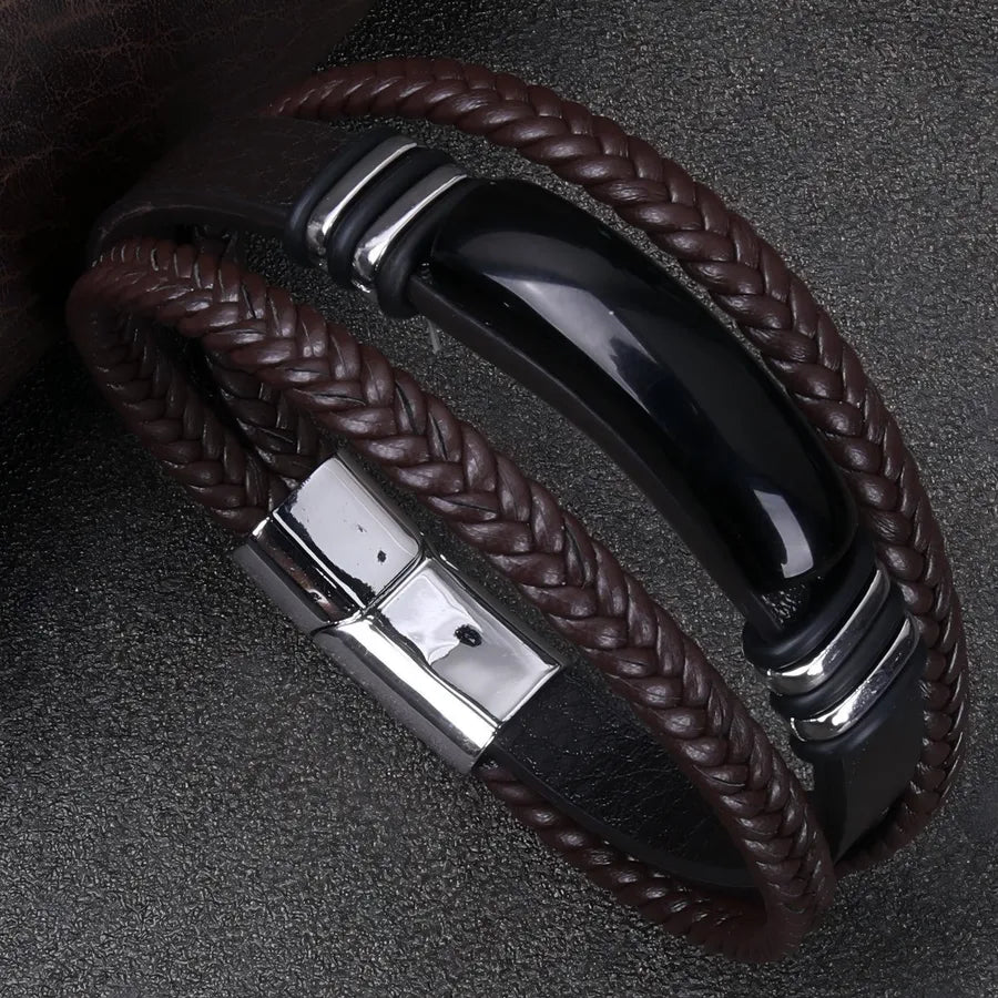 Pulsera_Nexo_pidra_negra_cuero_cafe_detalledeacero_Nyra_en_foto_montaje.jpg