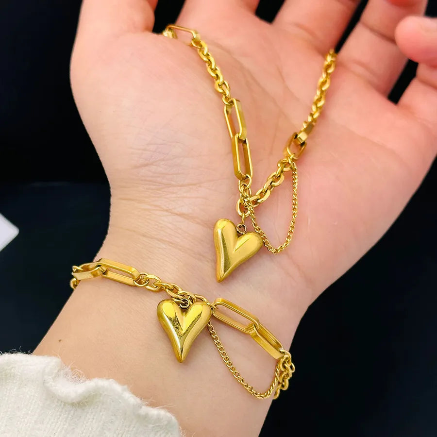 collar-y-pulsera- cardea-lyfstyle-en-mano.jpg