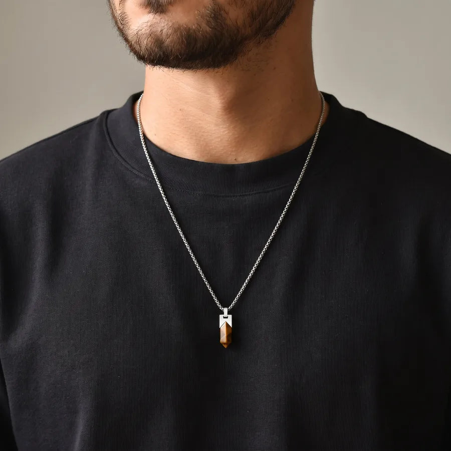 collar_silex_tigereye_nyra_man_foto_de_modelo_usando_collar.jpg