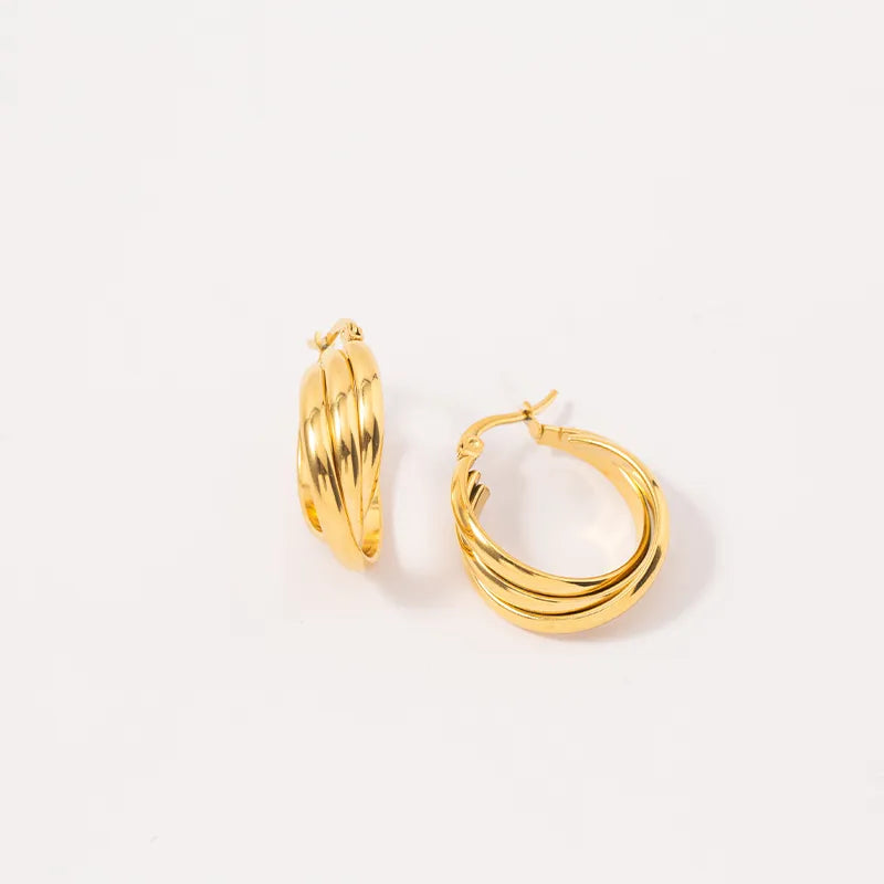 foto_a_detalle_de_aretes_enlace_dorados_sencillo.jpg