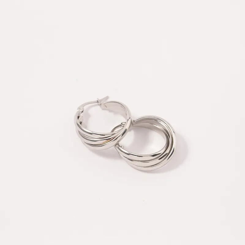 foto_a_detalle_de_aretes_enlace_plateados_sencillo.jpg