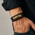 modelo_usando_la_pulsera_pulso_de_nyra_hombre.png