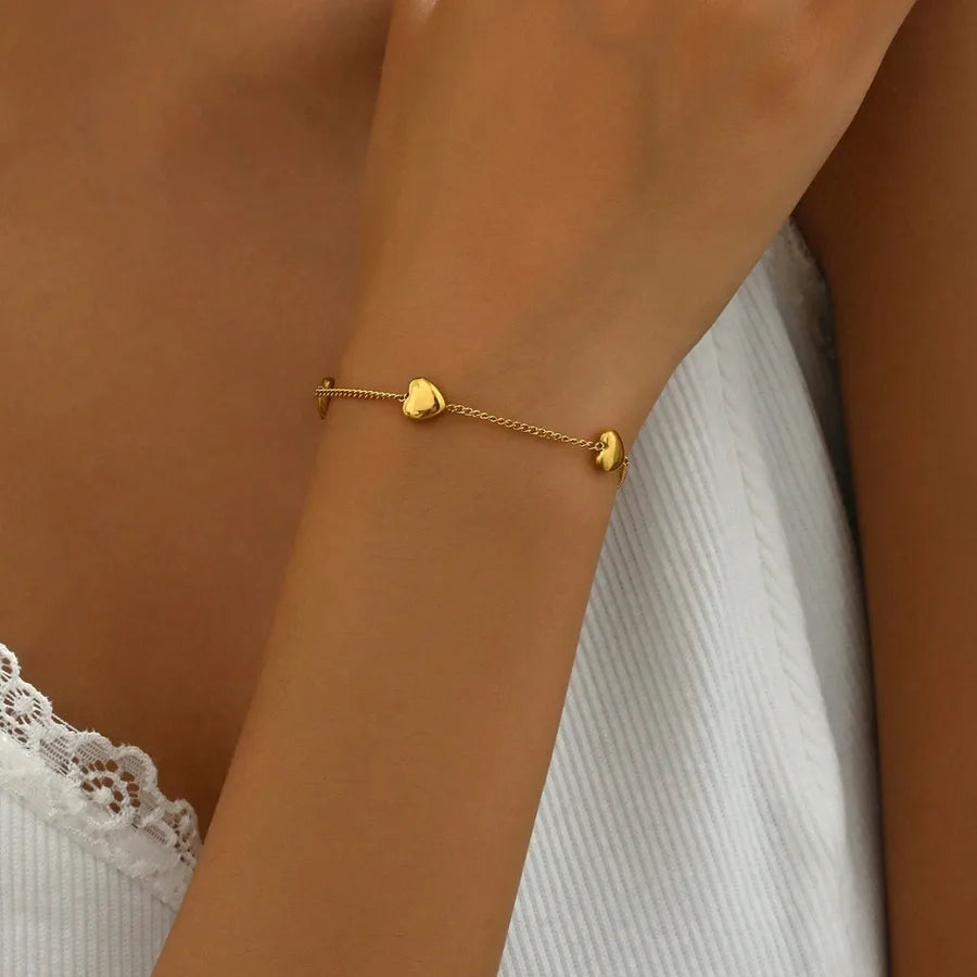 pulsera-aglaia-dorada-usadaenlamanoderecha.jpg