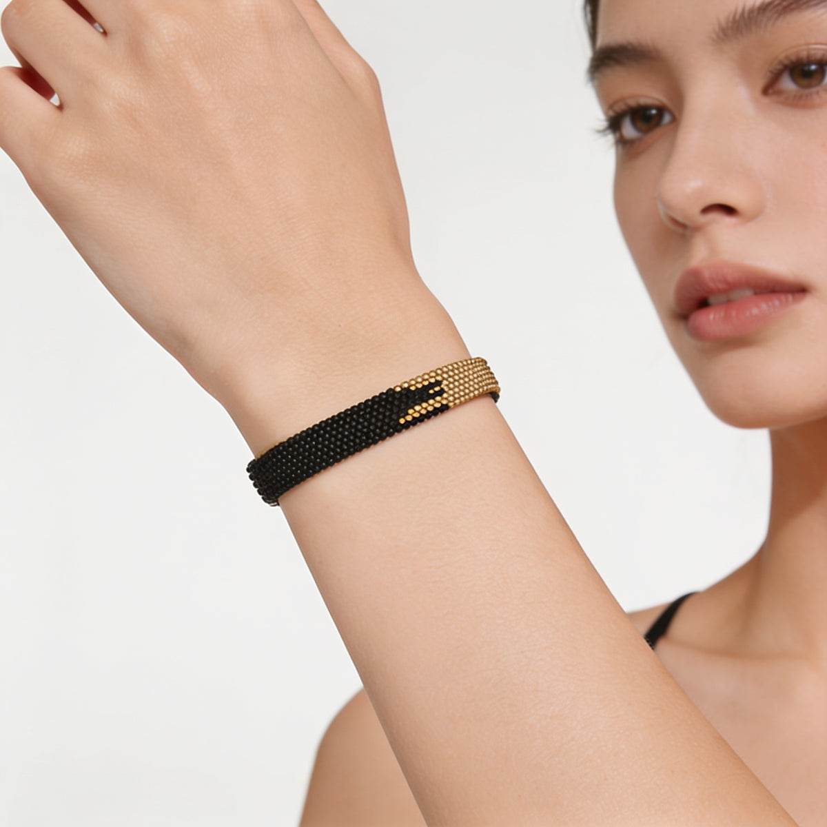 pulsera-asteria-doradoynegro-usadoenlamano.jpg